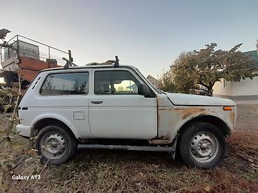 Унаа: ВАЗ (ЛАДА) 4x4 Niva: 2005 г., 1.7 л, Кол менен иштөөчү, Бензин, Жол тандабас — 3