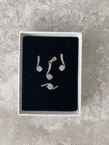 женское кольцо: Набор из кольца, сережек и кулона . Серебро 925 пробы . Диаметр