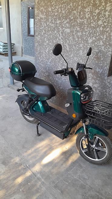 Электрический скутер (городской e-moped) в зелёном цвете. Особенности