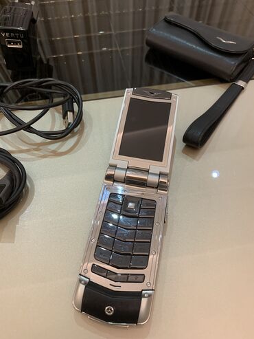 vertu aster: Vertu Constellation, 4 GB, rəng - Gümüşü, Düyməli