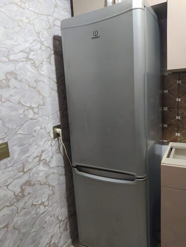 xaladelnik ehtiyat hisseleri: İşlənmiş 2 qapılı Indesit Soyuducu Satılır, rəng - Boz