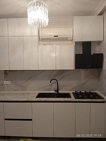 купить полки на стену: Ağ rəngdə qapalı kombi dolabı və zala uyğun ağ sehpalar Məhsullar: - — 8