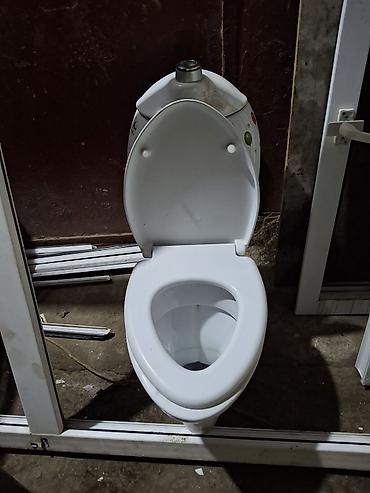 unitaz oturacagi: Sanitar qovşağı üçün keramik unitaz. Ağ rəngli dizayna malikdir və — 1
