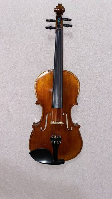 купить скрипку в бишкеке: Продаю скрипку STAGG VN-4/4 HG. В комплекте: Смычок комплектный, в