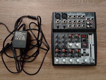 Qulaqcıqlar: Behringer XENYX Q1002USB mikser pultu iki mono və dörd stereo girişə