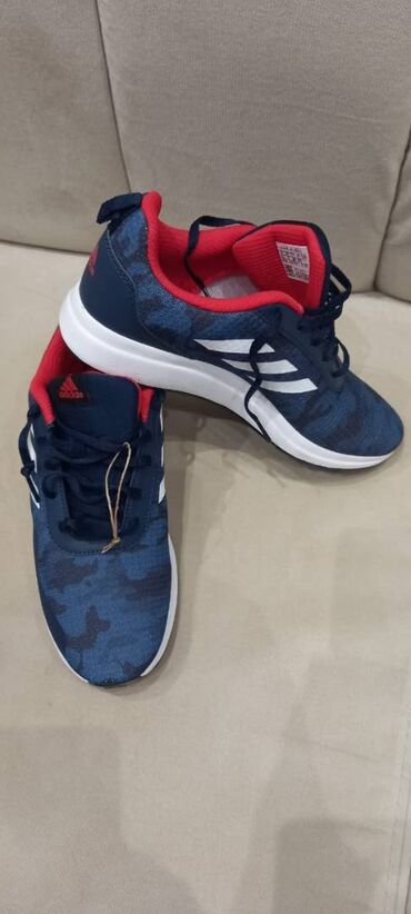 adidas ayaqqabı: Original adidas brendidir. Almaniyadan 300 euro ya alınıb. Satıram 150