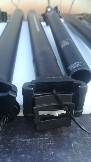 Dodaci za bicikl: Crna šticna za bicikl, dugačka i cilindričnog oblika, sa integrisanim — 3