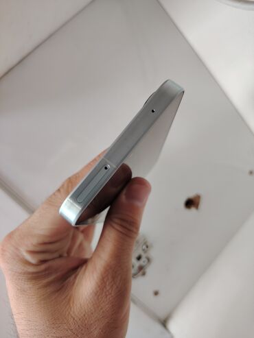 iphone 5 's: Məhsul: Smartfon (gümüş/ağ tonlarda, düz kənarlı metal çərçivə)