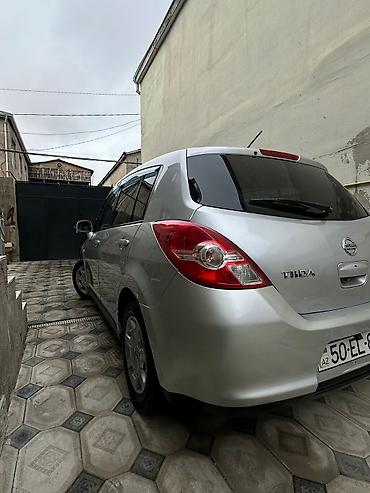 nissan tida arxa stop: Nissan Tiida sedan, gümüşü rəng. - Kuzov: 4 qapılı sedan, orijinal — 6