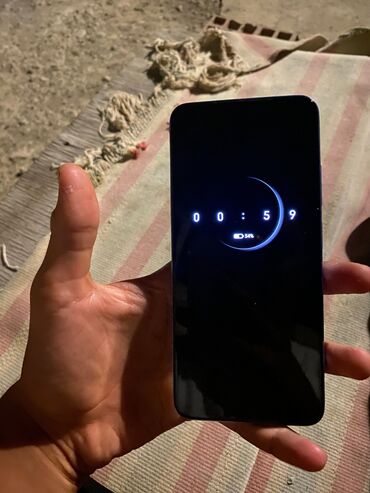 телефон fly tech 4: Bu, rəqəmsal ekrana və arxa tərəfində kamera sisteminə malik, qara