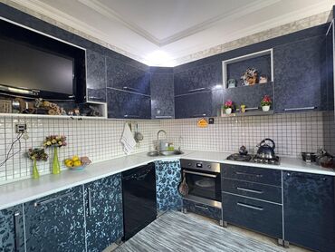 Mətbəx mebeli: Köçürük deyə satılır. Divan üstündə verilir (4 m). Havalandırma, 4 göz — 1