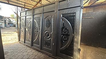 Распашные ворота: Металлические ворота с декоративными элементами предлагают прочное и — 12