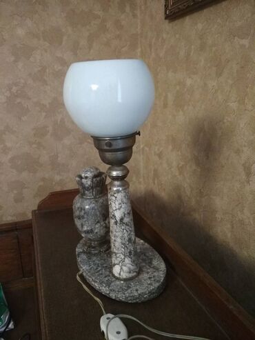 Stol lampaları: Mərmərdən qədimi stol lampası.
Sovet dövründən qalmadır