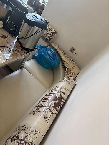 Uqlavoy divan ve masa 250 Azn Bazasizdir. Masasi şuşedendir. Acilir