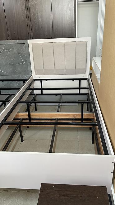 Полутороспальные кровати: Кровать полуторка, олноспальная с фабричным матрасом. Каркас — 11