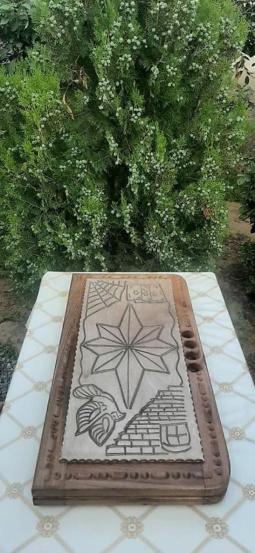 Nərdlər: Taxtadan hazırlanmış, əl işi nard taxtası. Üzərindəki mürəkkəb oyma — 3