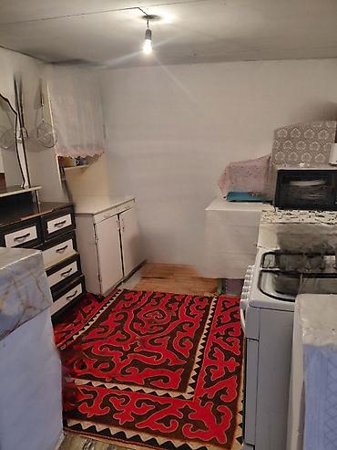 Продажа коттеджей и домов: Дом с участком. - Планировка: светлая жилая комната с окном и — 6