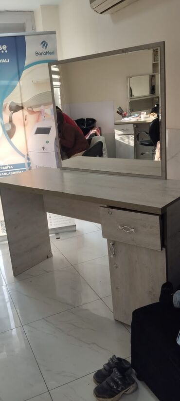 first class cay qiymeti: 3 eded salon guzgusu.qiymet biri 100 man.hamisi 300 man.unvan Yasamal