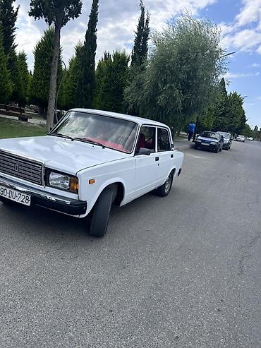 avto aksesuar kredit: VAZ 2107, ağ rəng, salon yenilənmiş. Xüsusiyyətlər: - Korpus: sedan — 10