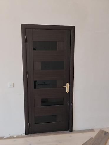 ламинат для пола: Daxili otaq qapısı – tünd qəhvəyi rəngdə, müasir dizayn - Material — 2