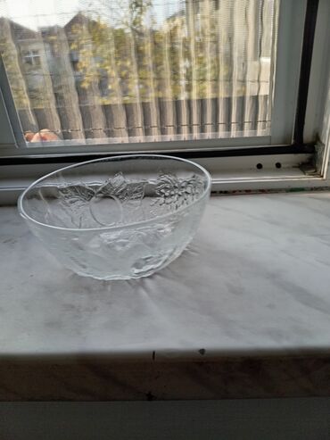 Digər süfrə qabları: Məhsul dəsti: 1) Şüşə salat qabı - Şəffaf, qalın şüşədən - Kabartma — 1