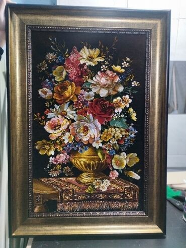 Картины: Картина с изображением цветов в вазе, оформленная в раму. Рама имеет — 4