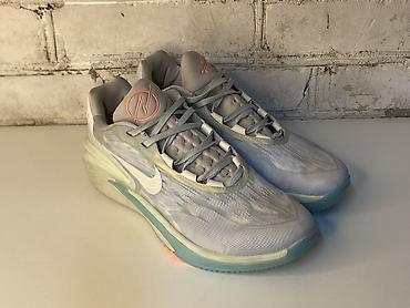 x elite: 🟣⚪ Первая пара (фиолетово-зелёные) Это линейка Nike KD (Kevin Durant) — 1