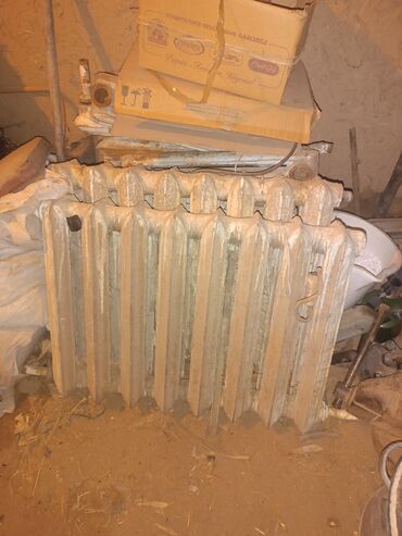 Ремонт и строительство: Продам чугунные радиаторы отопления цена 400 сом за секцию