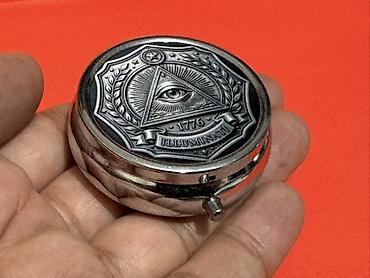 smart saat iphone: Metal həb qutusu – “Illuminati 1776” relyefli qapaq - Material — 4