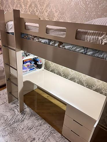 Uşaq/yeni yetmə üçün funksional loft tipli çarpayı–iş masası