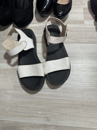 обувь белая: Летняя обувь 
400 сом