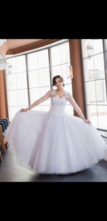 пышное фатиновое свадебное платье: Отдаю не дорого платья свадебные новые и б/у и аксессуары. В связи с