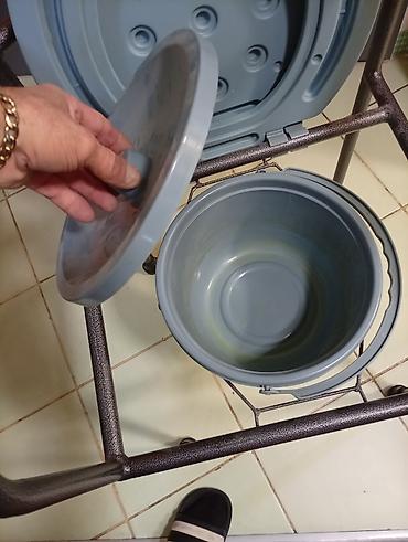 Medicinski nameštaj: Toaletna stolica (WC stolica/komod stolica) sa kadicom. KAO NOVA — 4