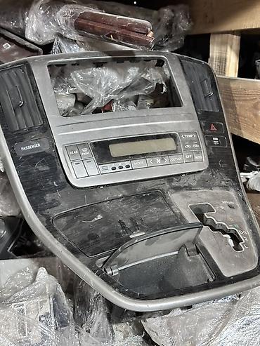 Центральная консоль для автомобиля с блоком климат‑контроля и панелью