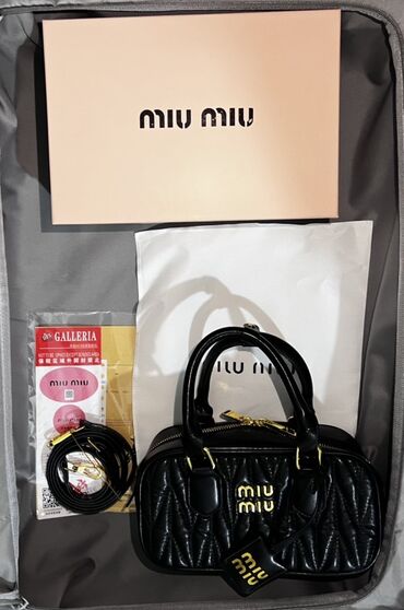 купить сумку шанель: Сумка Miu Miu мателассé, мини-баулет - Цвет: черный - Материал: кожа