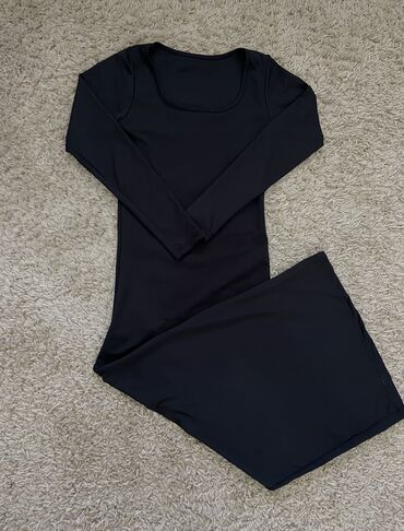 haljina likru materijalu: Skims duga crna haljina, likra materijal 
Kao nova 
Uni vel. 
800