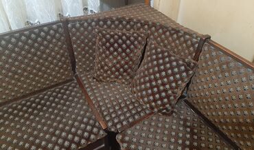 Ugaone garniture: Ugaona garnitura (klupa) za kuhinju ili trpezariju, sa dva jastučeta — 2