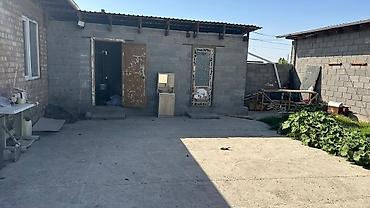 Продажа коттеджей и домов: Продается дом с большим двором и хозяйственными постройками. - — 7