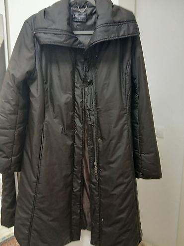 Ženska zimska jakna/kaput, braonboje, dužine do iznad kolena. Model je