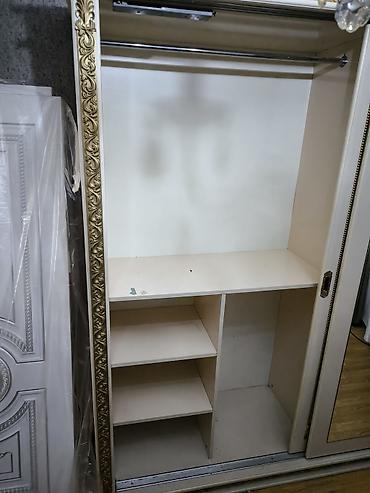 iskaflar: Klassik üslubda sürgülü qapılı qarderob - Rəng: krem/şam ağacı — 3