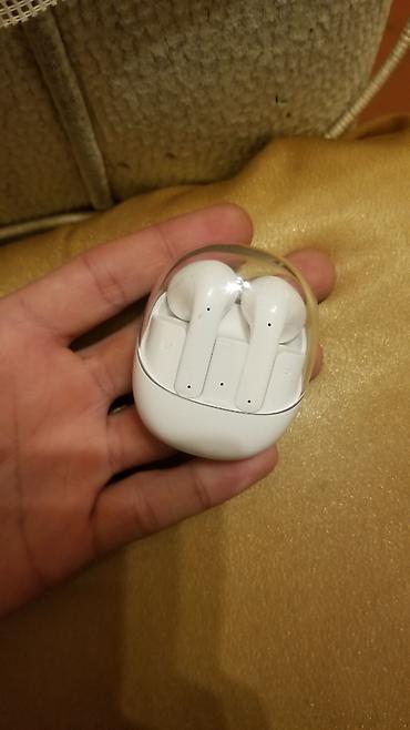 bluetooth qulaqciq: Simsiz stereo qulaqlıqlar – ağ rəngdə, şəffaf qapaqlı kompakt şarj — 1