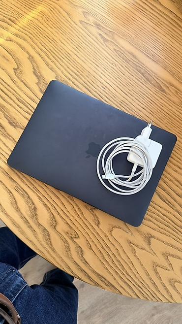 Ноутбуки Apple (MacBook): Apple MacBook Air 13" (M1, 2020) в цвете Space Gray - Чип: Apple M1 - — 1