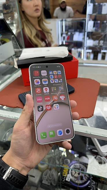 one plas: OnePlus 15T, белый цвет - Экран: безрамочный с центральным вырезом — 2