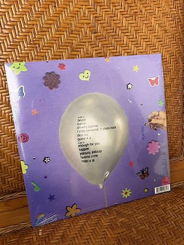 vu: Məhsul: “SOUR” – vinil LP (Parental Advisory) Təsvir: - Müğənni — 2