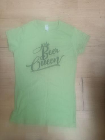 pull and bear dukserice: Zelena ženska majica kratkih rukava sa printom “Beer Queen” na — 1