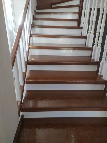 Деревянные лестницы: Деревянная лестница с окрашенными ступенями и белыми балясинами — 17