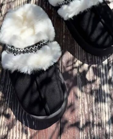 Papuče: Papuce 
36-41
2200 din
sdo — 2