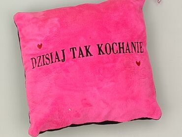 Różowa poduszka w kształcie kwadratu z czarnym napisem "Dzisiaj tak