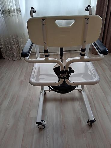 ev ucun termometr: Tualet və duş üçün çoxfunksiyalı tibbi kreslo. Ağ rəngli möhkəm metal — 5