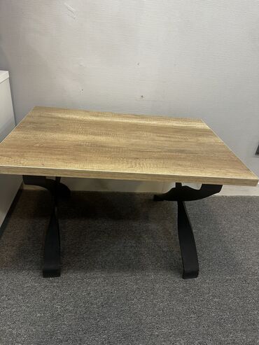 demir direkler: Ofis mebeli üçün nəzərdə tutulub. Ayaqları dəmirdi. Baha qiymətə